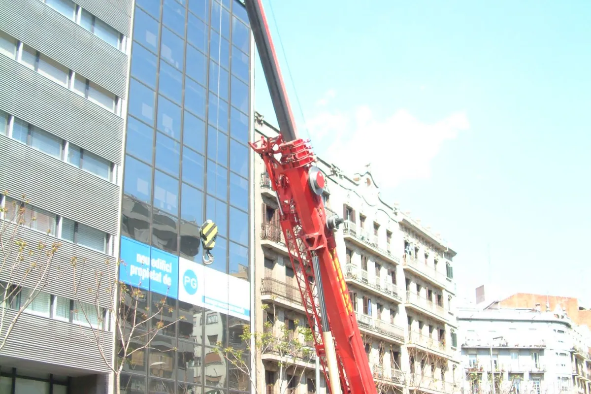 Rehabilitación de fachada con plataforma elevadora