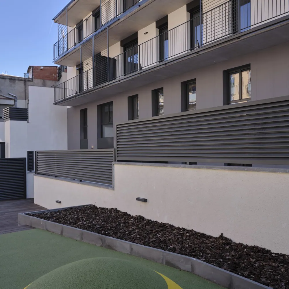 Edificio residencial de obra nueva con zona comunitaria