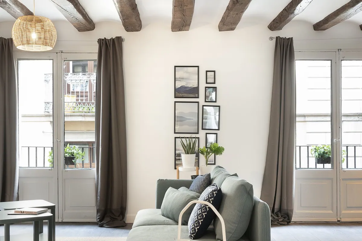 Interiorismo de vivienda con vigas vistas